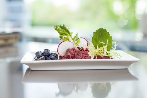 Garnierter Salat auf dem Teller, lizenzfreies Stockfoto