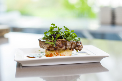 Garniertes Steak auf dem Teller, lizenzfreies Stockfoto