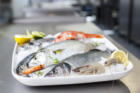 Platte mit rohem Fisch und Meeresfrüchten, lizenzfreies Stockfoto