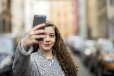 Teenager-Mädchen macht Smartphone-Selfie auf der Straße - FMKF04982
