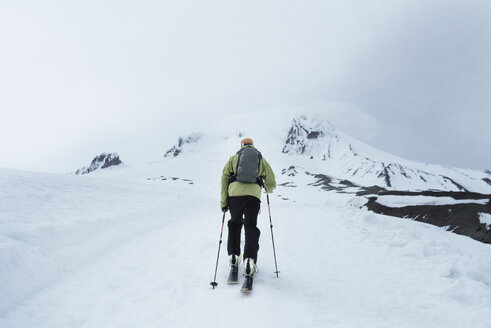 Rückansicht eines Mannes beim Wandern auf dem schneebedeckten Mount Hood - CAVF28375