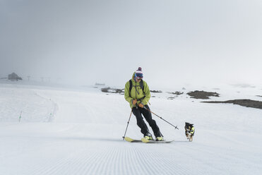 Mann beim Skifahren auf schneebedecktem Feld gegen den Himmel - CAVF28383