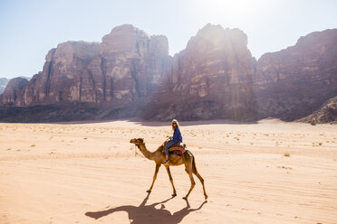 Frau reitet auf Kamel in der Wüste - CAVF28396