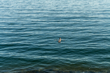 Hohe Winkel Ansicht der Frau Schwimmen im Meer - CAVF28405
