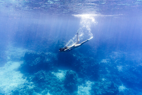 Frau schwimmt unter Wasser im Meer - CAVF28409