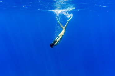 Junge Frau schwimmt unter Wasser im Meer - CAVF28410