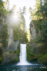 Niedriger Blickwinkel auf einen Wasserfall über einer Felsformation im Crater Lake National Park - CAVF28428