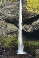 Blick auf einen Wasserfall auf einem Berg - CAVF28478