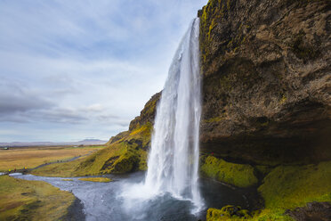 Landschaftlicher Blick auf einen Wasserfall vor bewölktem Himmel - CAVF28485