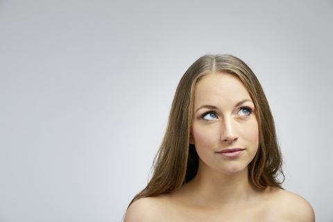 Porträt einer jungen Frau mit langen Haaren, lizenzfreies Stockfoto