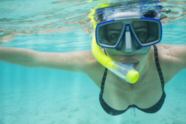 Porträt einer Frau beim Schnorcheln unter Wasser - ZEF15240