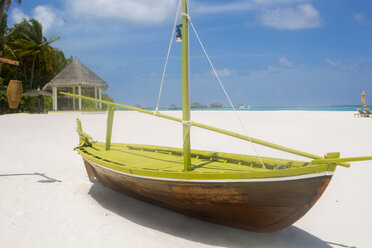 Malediven, Boot am Strand - ZEF15243