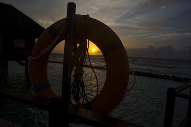 Malediven, Rettungsring und Sonnenuntergang über dem Meer - ZEF15256