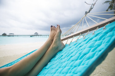 Malediven, Füße einer Frau in einer Hängematte am Strand liegend - ZEF15257
