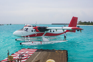 Malediven, Wasserflugzeug auf dem Ozean - ZEF15259