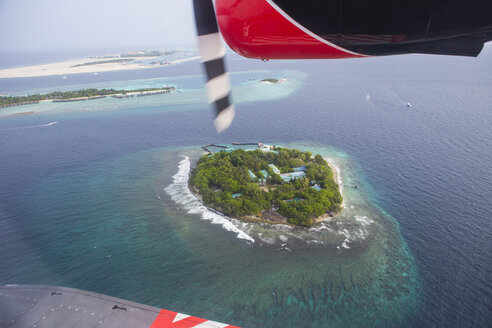 Malediven, Wasserflugzeug über einer Insel - ZEF15262