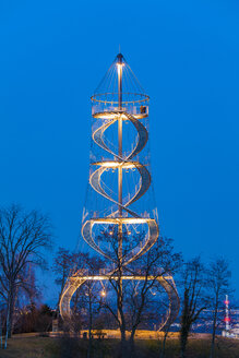 Deutschland, Stuttgart, beleuchteter Killesbergturm zur blauen Stunde - WDF04481