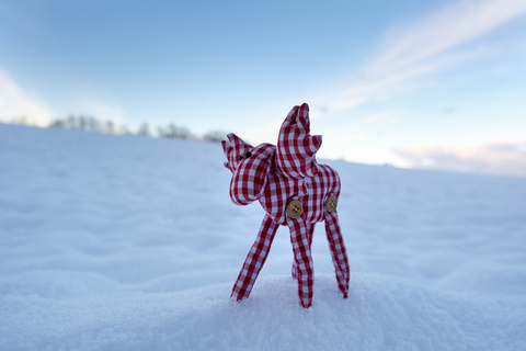 Elch-Figur im Schnee, lizenzfreies Stockfoto