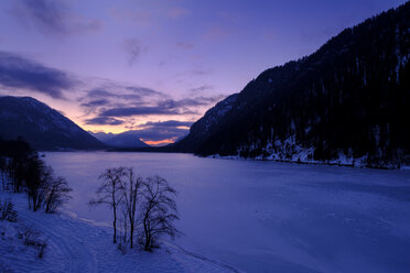 Germany, Bavaria, Isarwinkel, Sylvenstein Dam in winter at sunset - LBF01868