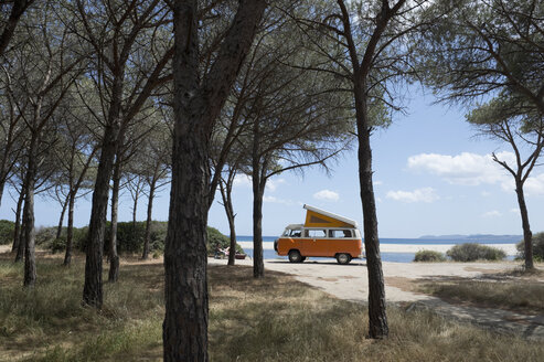 Italien, Sardinien, Posada, Mann im Urlaub mit einem alten Lieferwagen - CRF02773
