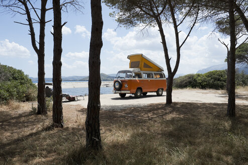 Italien, Sardinien, Posada, Mann im Urlaub mit einem alten Lieferwagen - CRF02774