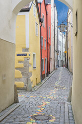 Germany, Passau, view into Hoellgasse in the old town - SHF02014