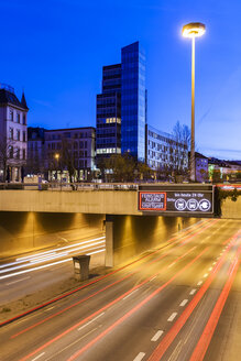 Deutschland, Stuttgart, Warnschild für Feinstaubbelastung auf der Straße - WDF04486