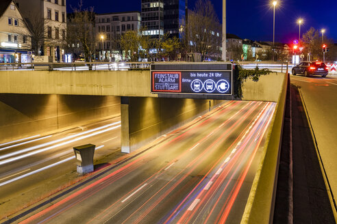 Deutschland, Stuttgart, Warnschild für Feinstaubbelastung auf der Straße - WDF04487