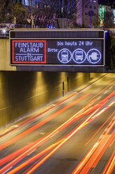 Deutschland, Stuttgart, Warnschild für Feinstaubbelastung auf der Straße - WDF04488