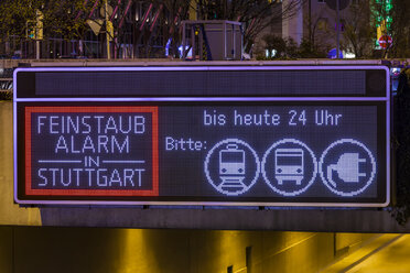 Deutschland, Stuttgart, Warnschild für Feinstaubbelastung auf der Straße - WDF04489