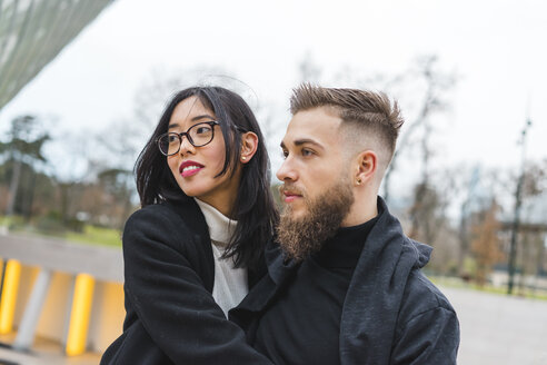 Porträt eines jungen Paares mit Blick in die Ferne - AFVF00362