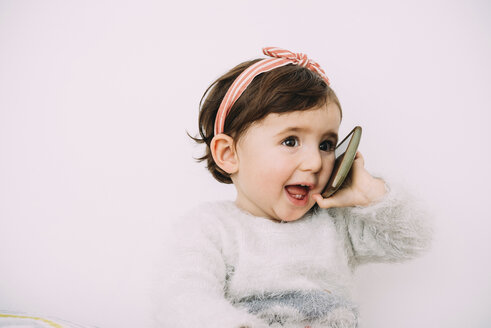 Porträt eines kleinen Mädchens mit Mobiltelefon - GEMF01907