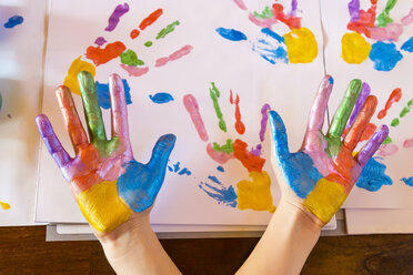 Girl playing with finger paint - SARF03617