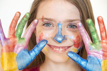 Portrait of smiling girl with finger paints on hands - SARF03618