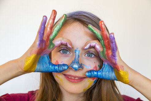 Porträt eines lächelnden Mädchens mit Fingermalfarben an den Händen - SARF03619