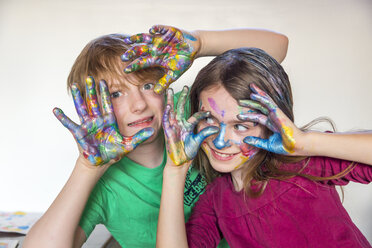 Boy and girl, finger paint on hands - SARF03625