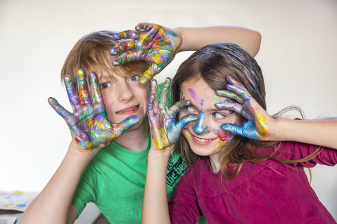 Junge und Mädchen, Fingerfarbe an den Händen - SARF03625