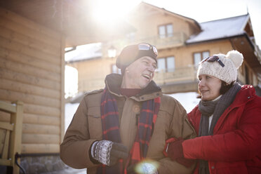 Glückliches reifes Paar in einem Bergdorf im Winter - ABIF00210