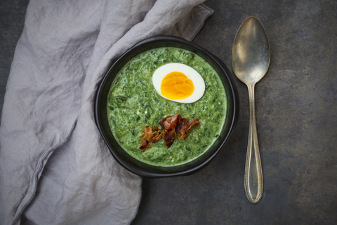 Spinatcremesuppe mit Ei und Speck, lizenzfreies Stockfoto