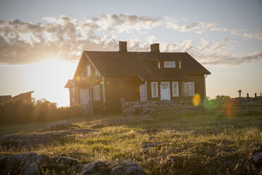 Holzhaus bei Sonnenuntergang - FOLF00331