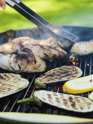 Hühnerfleisch und Auberginen auf dem Barbecue-Grill - FOLF00344