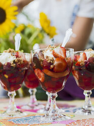 Erdbeer-Gelatine-Dessert im Glas - FOLF00358
