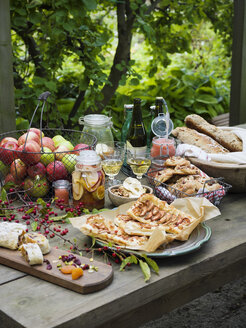 Äpfel, Kuchen und Brot auf dem Tisch - FOLF00368