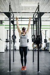 Junge Frau trainiert im Fitnessstudio - FOLF00425