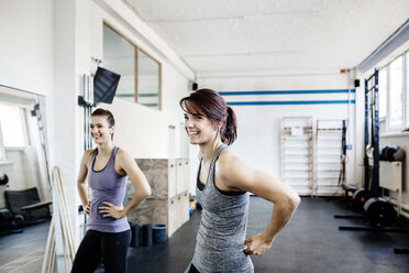 Zwei junge Frauen im Fitnessstudio - FOLF00427