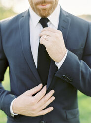 Groom adjusting tie - FOLF00470