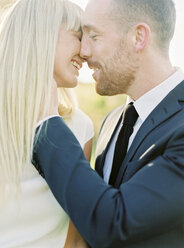 Bräutigam und Braut küssen sich - FOLF00472