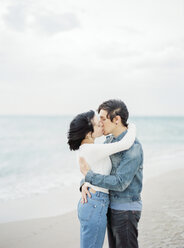 Ehepaar umarmt und küsst sich am Strand - FOLF00485