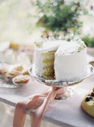 Weißer Kuchen auf Kuchenständer - FOLF00537