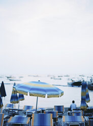 Beach umbrella and deck chairs - FOLF00544